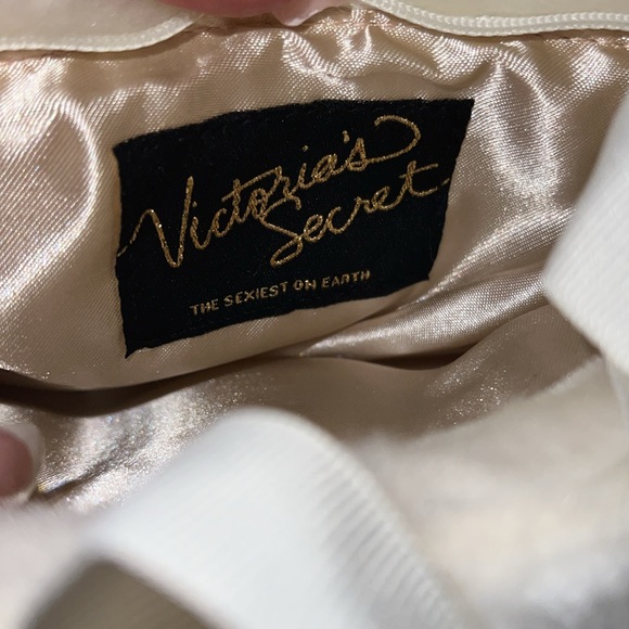 Victoria secret cosmetic, bad white for with sat back - Picture 6 of 9